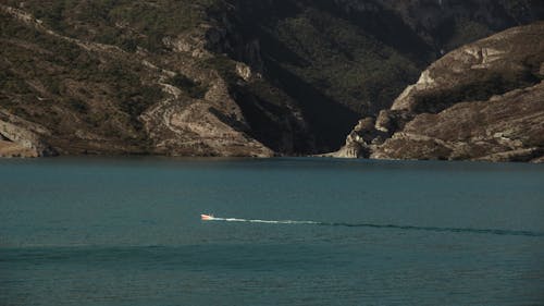 Безкоштовне стокове фото на тему «знімок із дрона, катання на човнах, моторний човен»