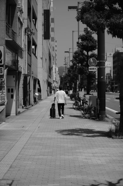 캐리어 끌고 걷는 여행객