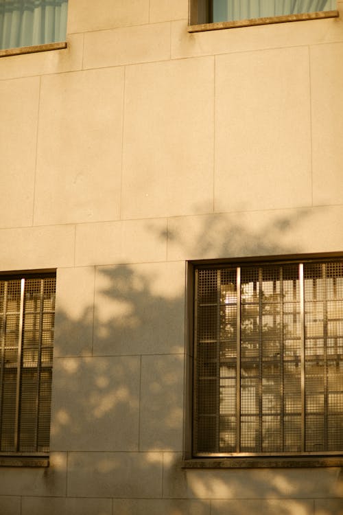 Foto profissional grátis de branco, construção, janelas