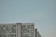 现代办公楼的外观映衬着清澈的蓝天，展现了现代设计