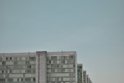 现代办公楼的外观映衬着清澈的蓝天，展现了现代设计