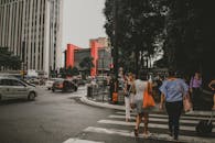 圣保罗的街景充满活力，行人穿梭，城市交通繁忙热闹