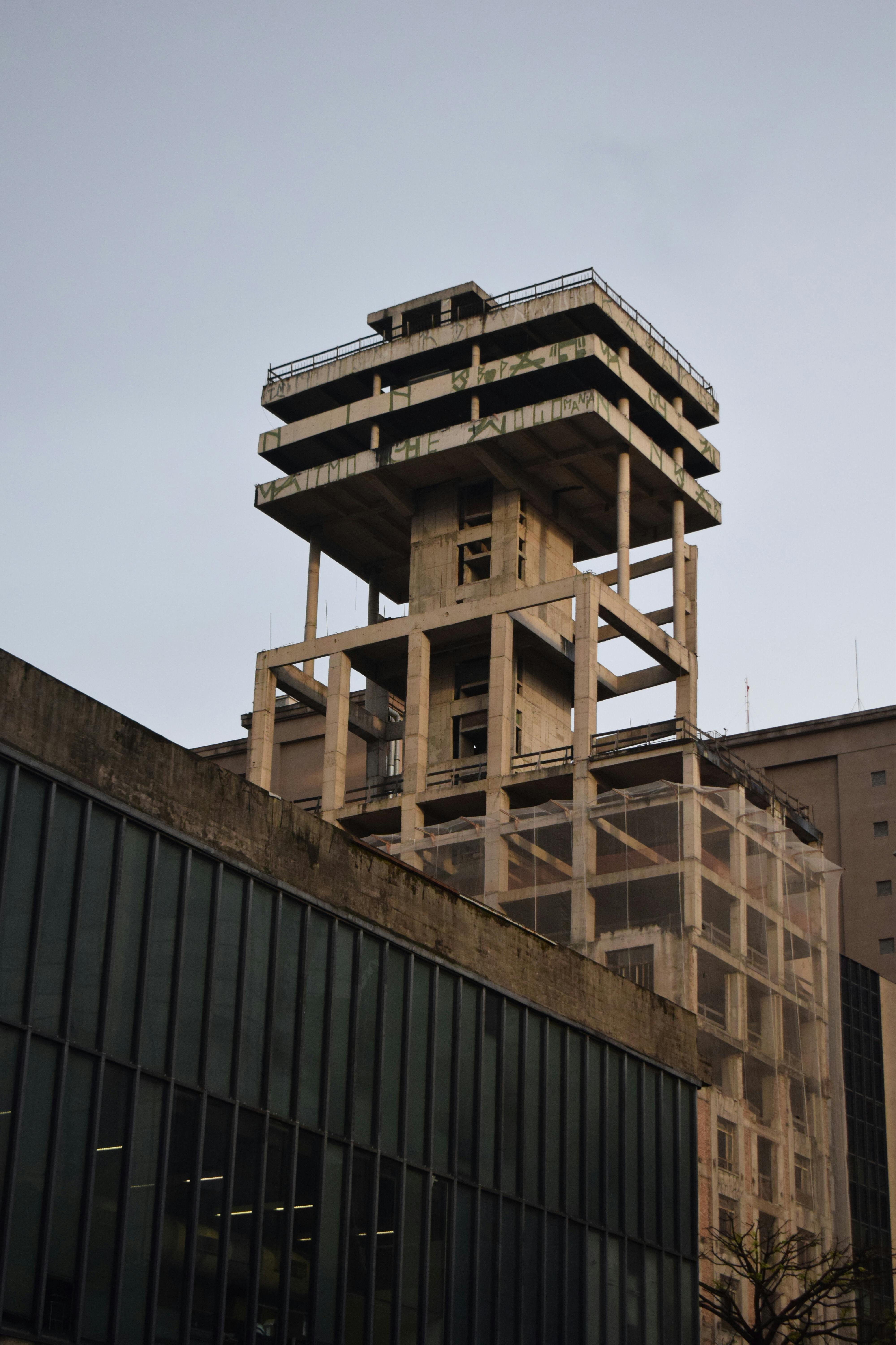 低角度视角下，现代混凝土建筑映衬在蓝天之中