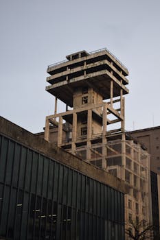 低角度视角下，现代混凝土建筑映衬在蓝天之中