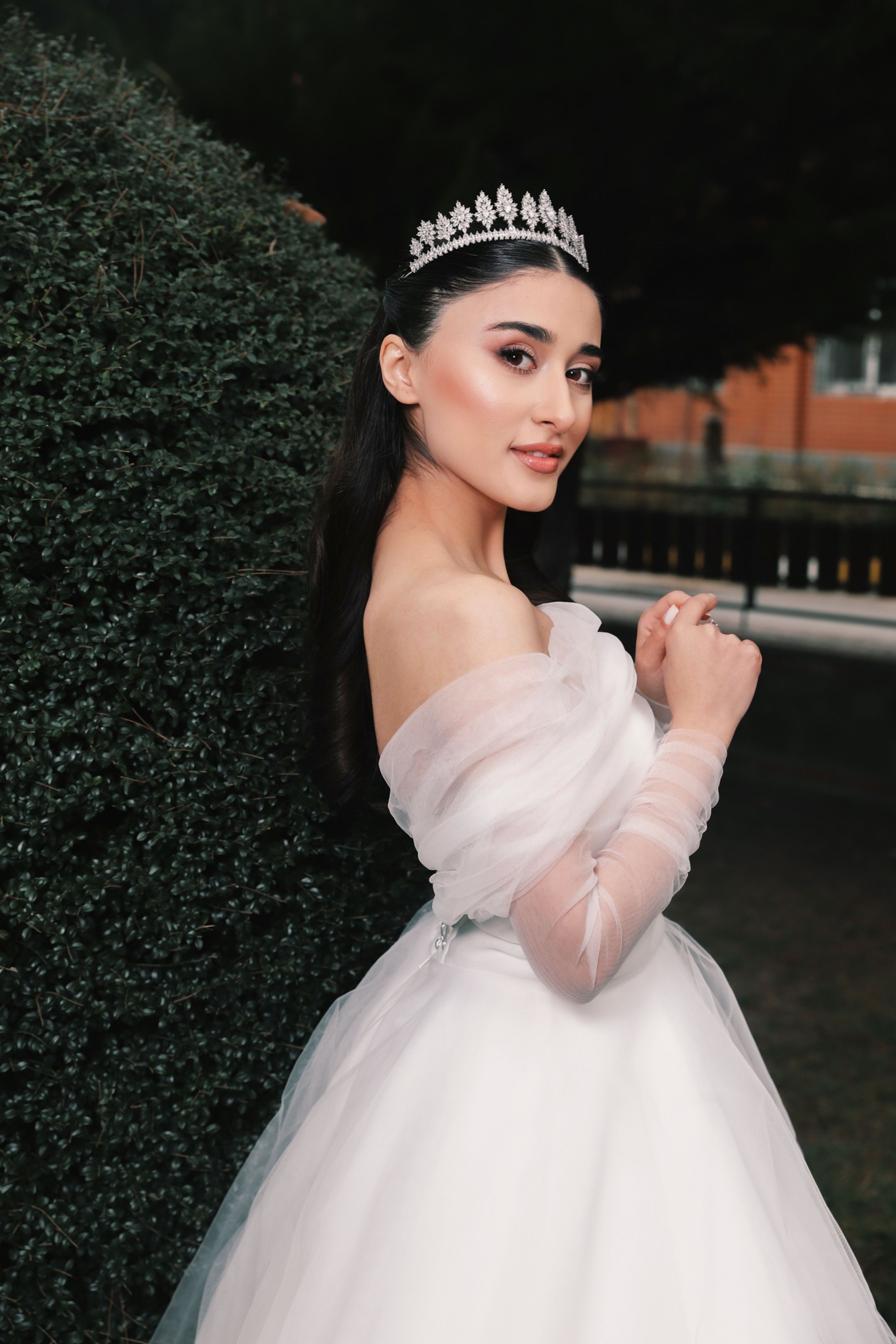 De franc Retrat D'una Dona Jove Morena Amb Vestit De Núvia Blanc Foto d'estoc