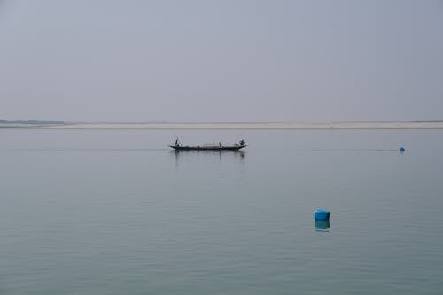 Foto d'estoc gratuïta de aigua, barca de pesca, boies