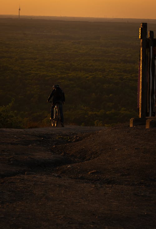 Gratis stockfoto met achteraanzicht, fiets, heuvel