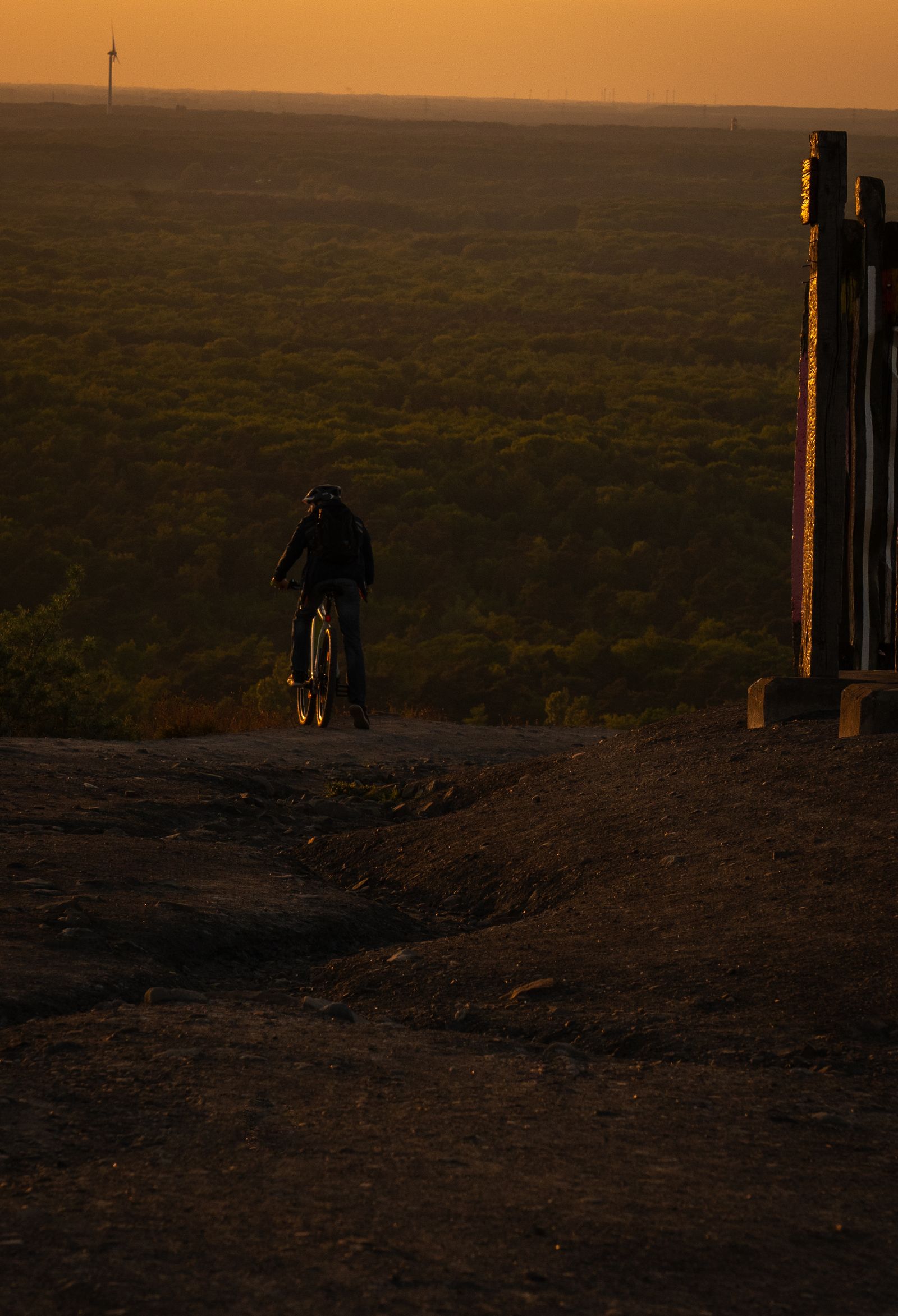 Ciclista gravel su strada di montagna