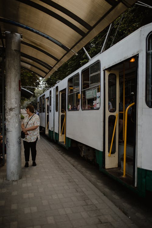 Kostenloses Stock Foto zu halt, menschen, öffentliche verkehrsmittel