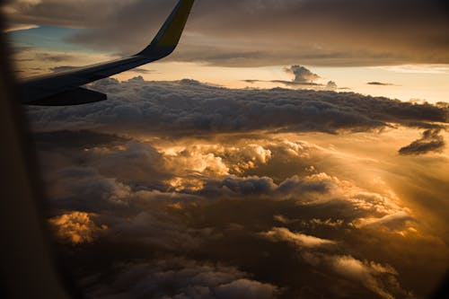 Foto profissional grátis de acima das nuvens, aeronave, asa de avião