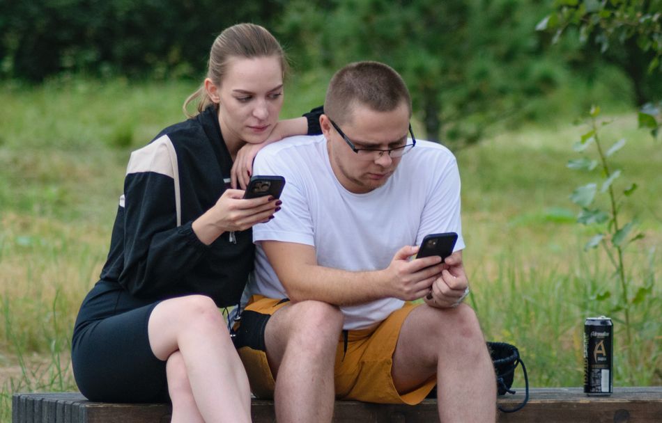 Online dating: starting a conversation on a niche platform