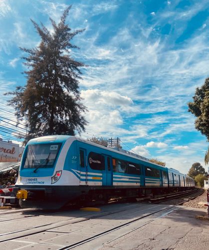 Un Tren De Pasajeros En Un Cruce Ferroviario