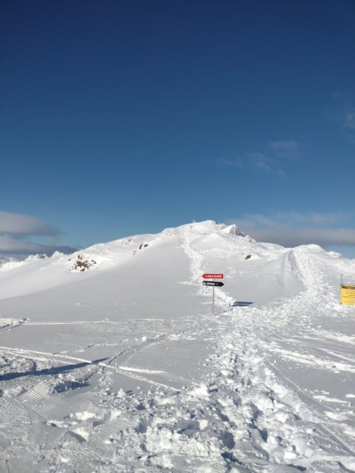 Бесплатное стоковое фото с вертикальный выстрел, горы, зима