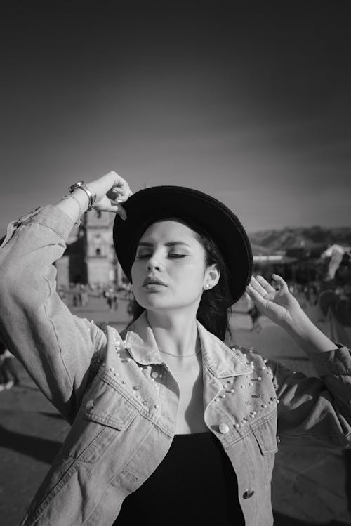 Immagine gratuita di bianco e nero, cappello, donna