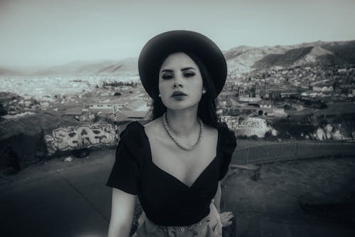 Immagine gratuita di bianco e nero, cappello, città