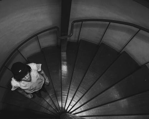 Бесплатное стоковое фото с винтовая лестница, перспектива, черное и белое
