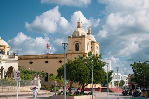 Foto profissional grátis de árvores, capela, católico