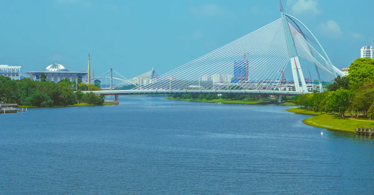 Le Pont Seri Wawasan illuminé la nuit, reliant les rives de Putrajaya avec son design futuriste et ses câbles inclinés