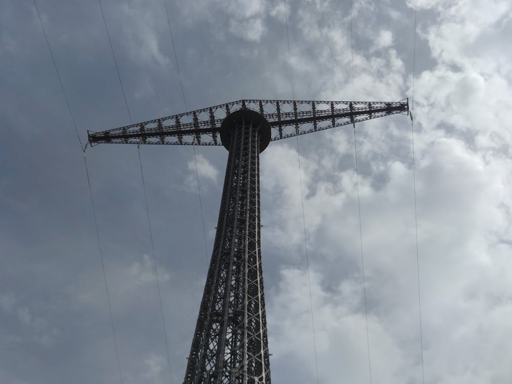torre del tendido de alta tensión de puntales
