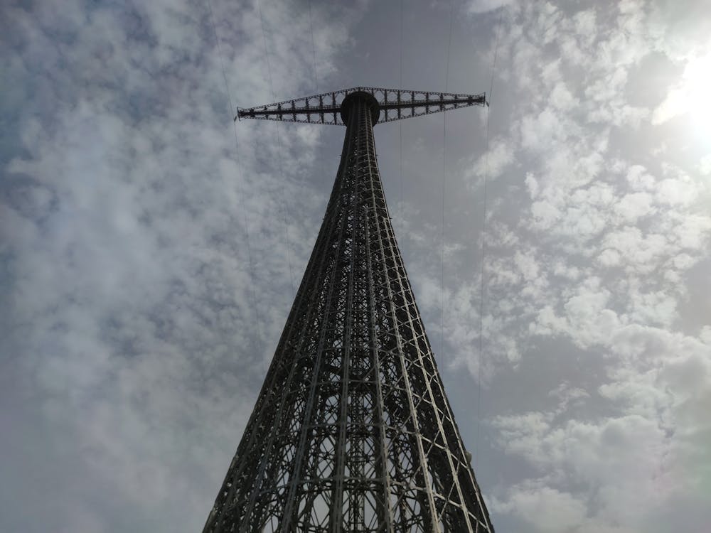 torre del tendido de alta tensión de puntales
