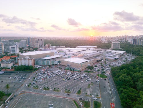 Vista do estacionamento de um shopping no pôr do sol