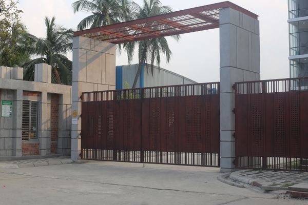 Residential sliding gate entrance