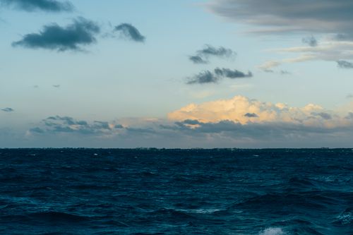 Free A vibrant seascape with a dramatic horizon and striking clouds, captured in daylight. Stock Photo