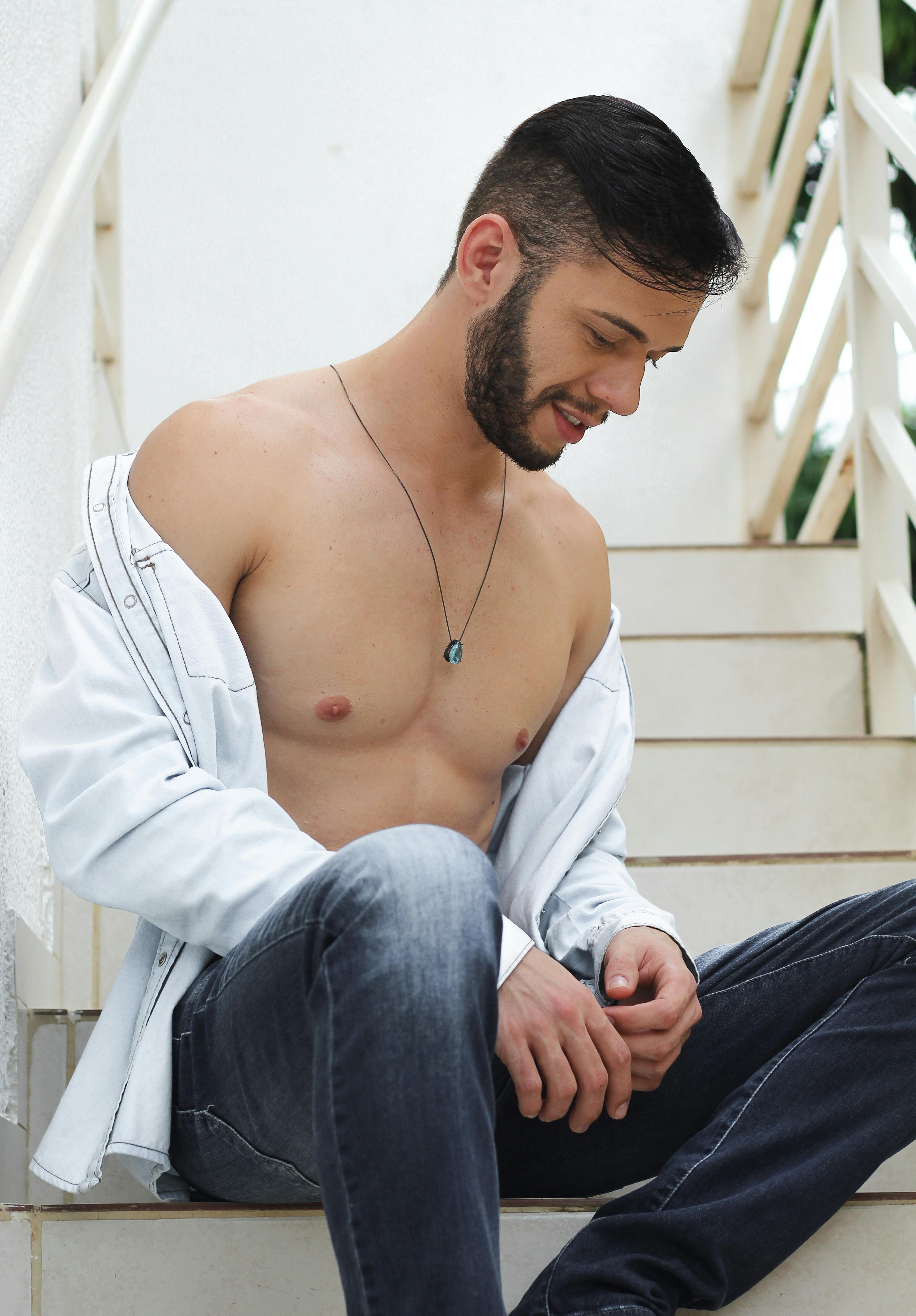 Man sitting on staircase. | Photo: Pexels