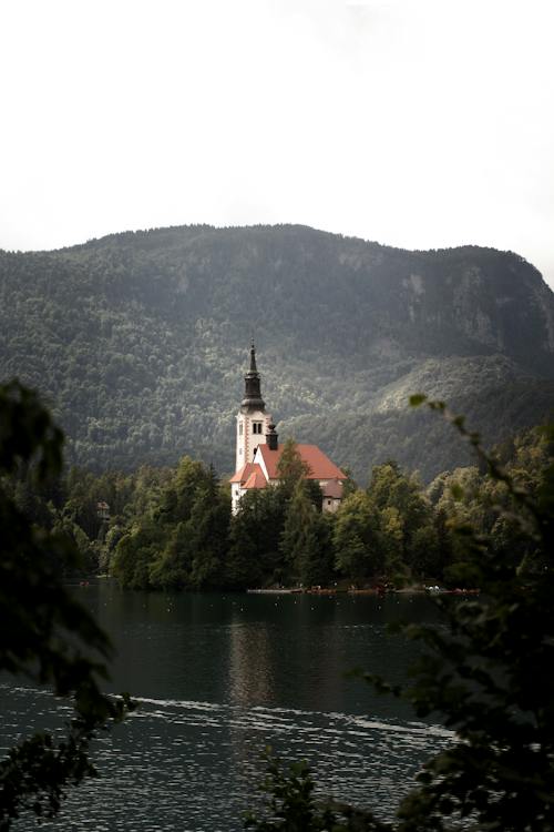 Základová fotografie zdarma na téma církev, hora, jezero