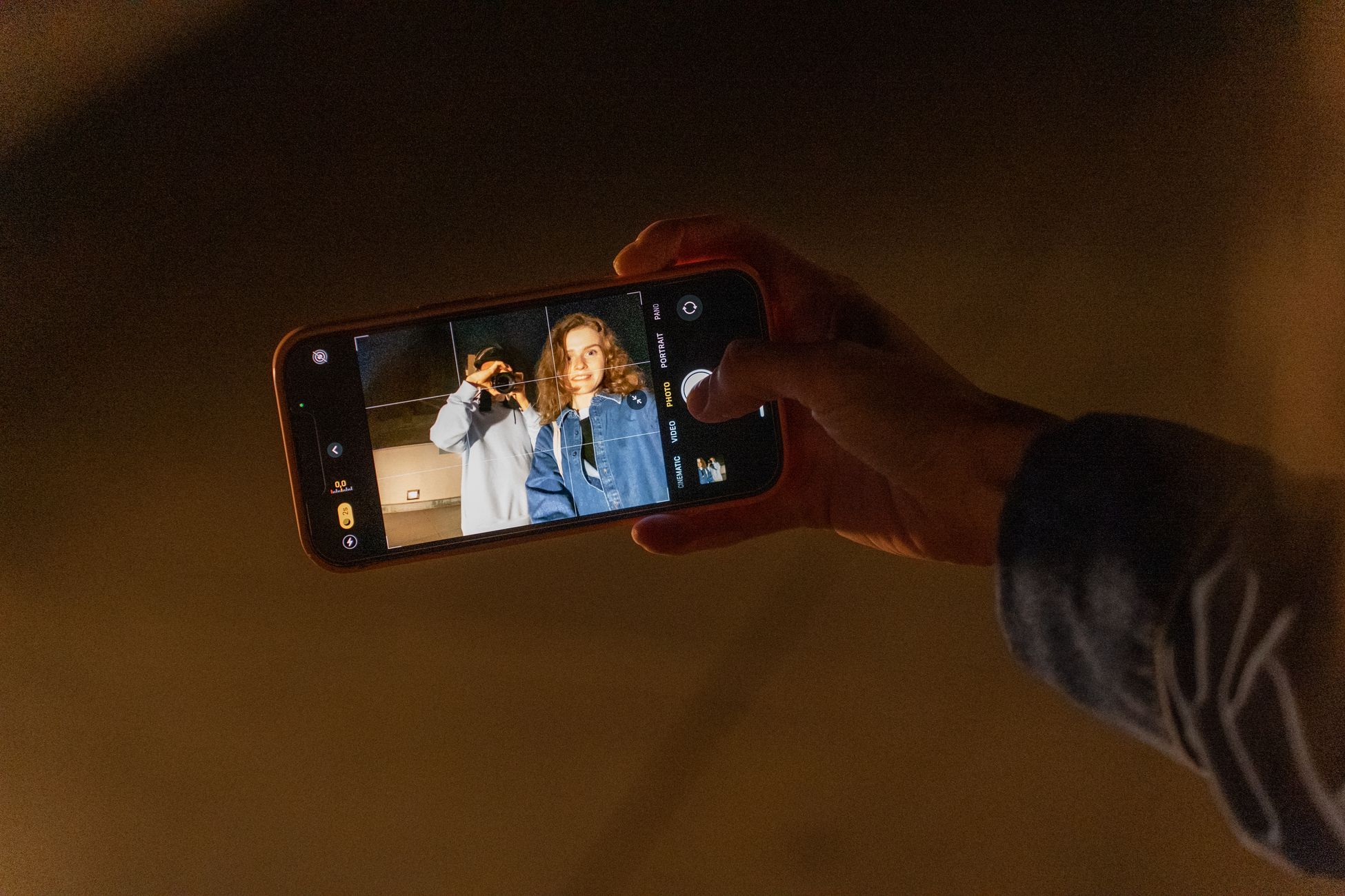 Onderzoekers zien link tussen geboortedaling en smartphonegebruik