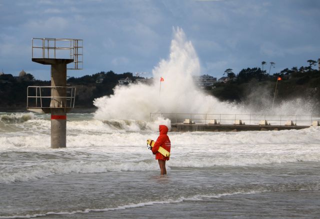 Tempête Austen : 59 000 foyers sans électricité à midi dimanche, selon Enedis
