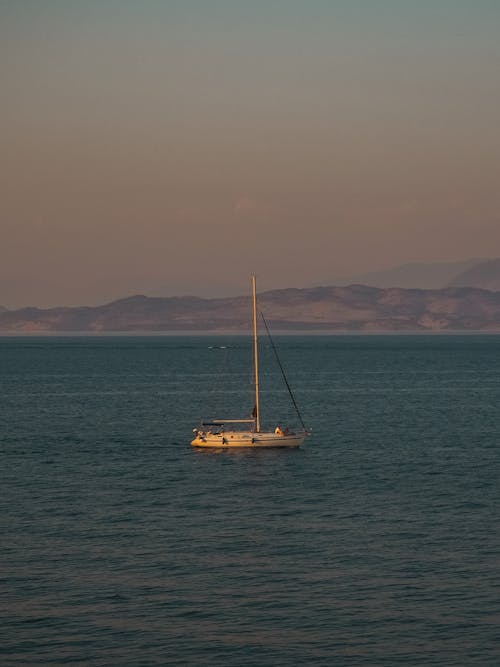 Kostnadsfri bild av båt, bergen, hav