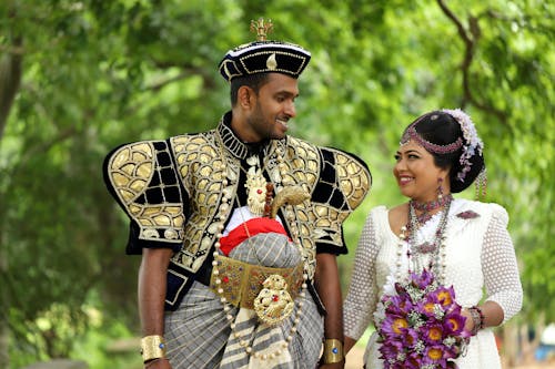 Foto profissional grátis de aldeia, amor, casal