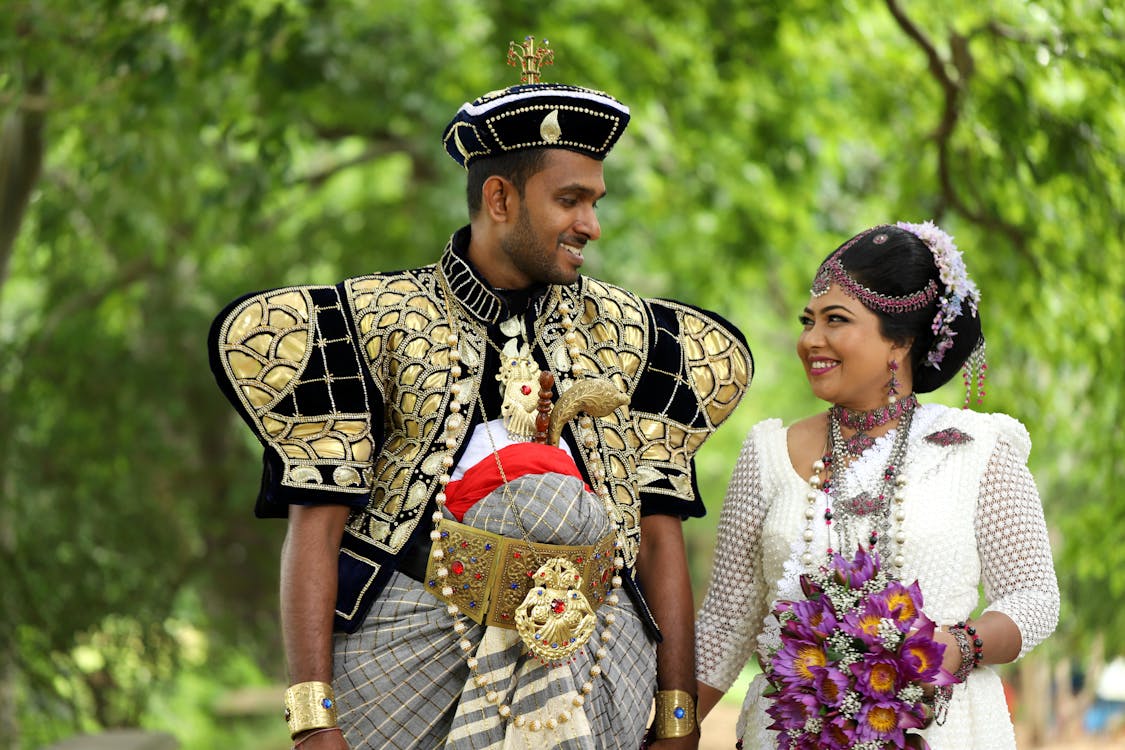 Foto profissional grátis de aldeia, amor, casal