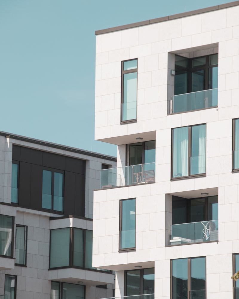 Immeubles résidentiels à façades blanches