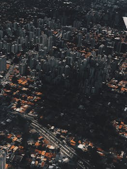 这张城市夜间鸟瞰图令人惊叹，展现了明亮的摩天大楼和繁华的城市生活