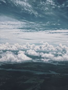 一张航拍照片令人惊叹地展示了风景优美的上空浓密的云层