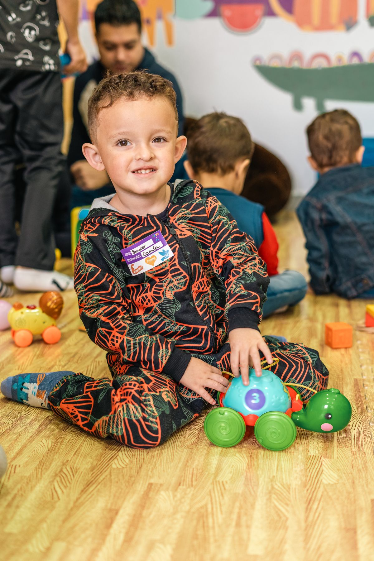 niño pequeño siendo consolado por su madre en proceso de adaptación escolar