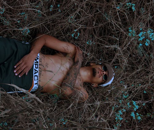 Photo D'un Homme Allongé Sur L'herbe