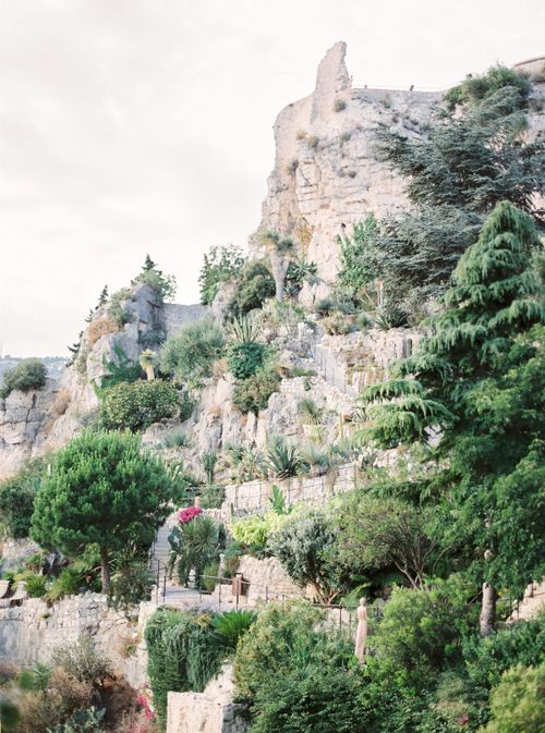 Free Lush greenery and rocky formations on a Mediterranean cliffside, perfect for serene escapes. Stock Photo