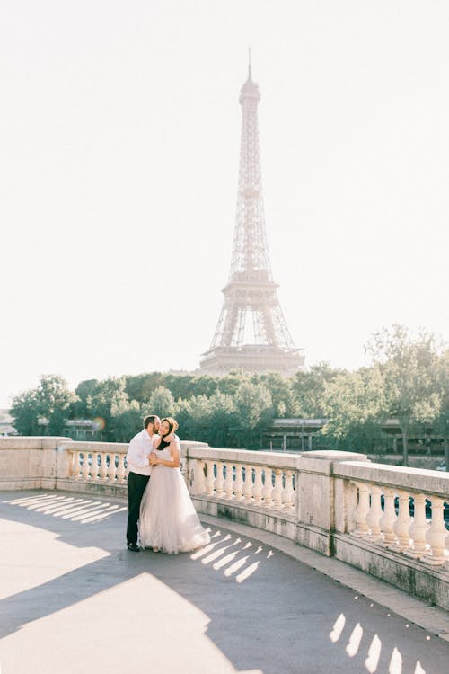 Foto profissional grátis de beijando, de pé, fotografia de casamento