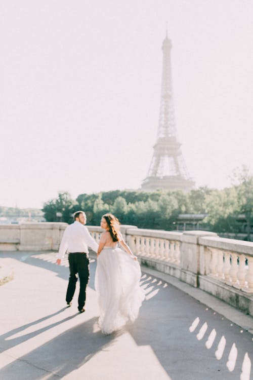 Ilmainen kuvapankkikuva tunnisteilla eiffel-torni, hääpuku, häät valokuvaus