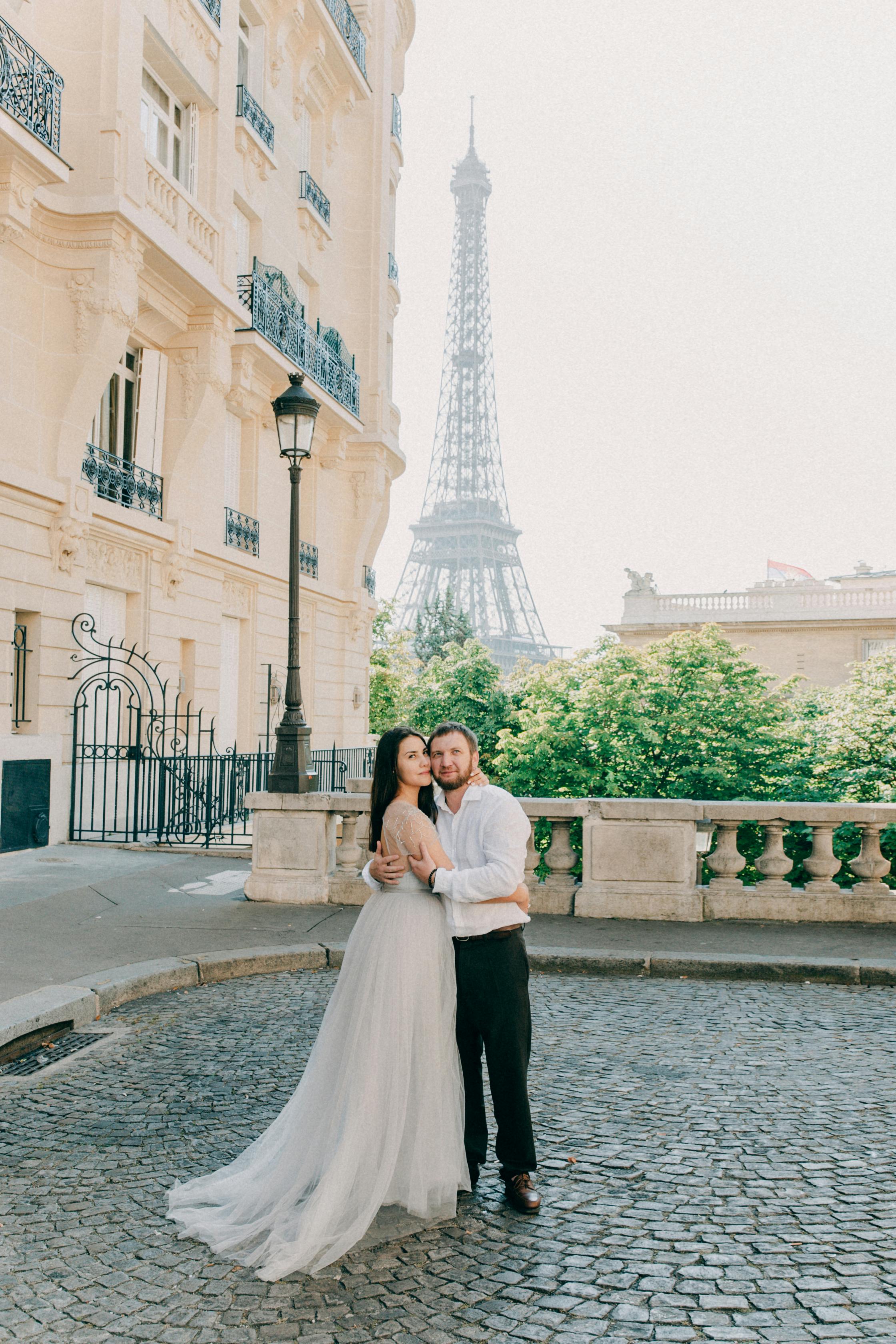 newlyweds posing in a city