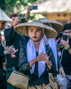 Woman in traditional West Javanese attire during a cultural parade. - Fotografer Sidoarjo