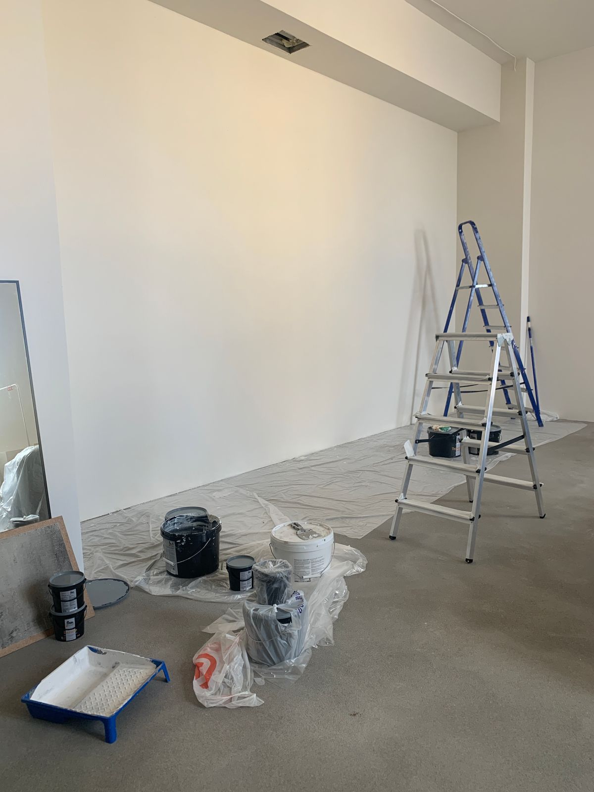 Fachada de casa recém pintada com pintor em trabalho de altura