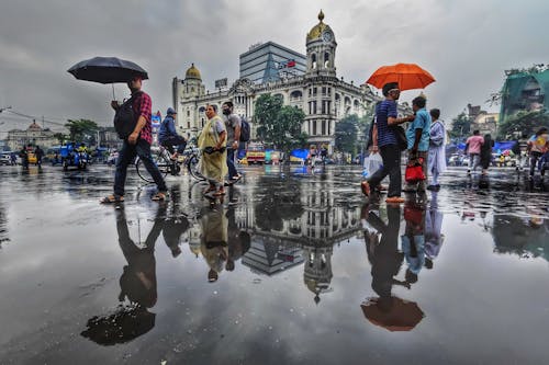 Foto profissional grátis de andando, arquitetura colonial, chuva