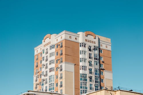 무료 흰색과 갈색 콘크리트 건물 스톡 사진