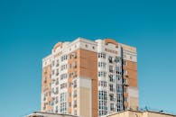 清澈的蓝天映衬着当代高层建筑的玻璃窗