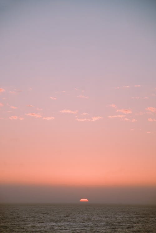 Kostenloses Stock Foto zu atardecer, atardecer en el mar, blauer himmel