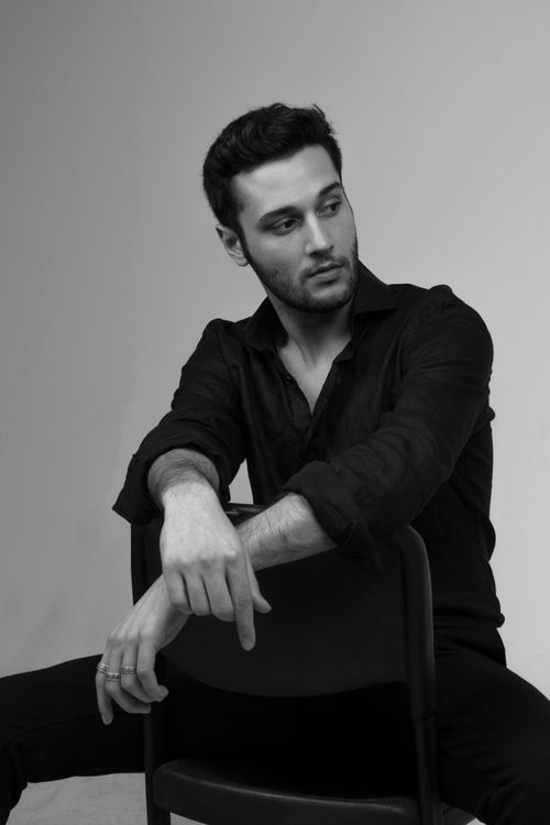 Free Black and white portrait of a man posing elegantly in a studio. Stock Photo